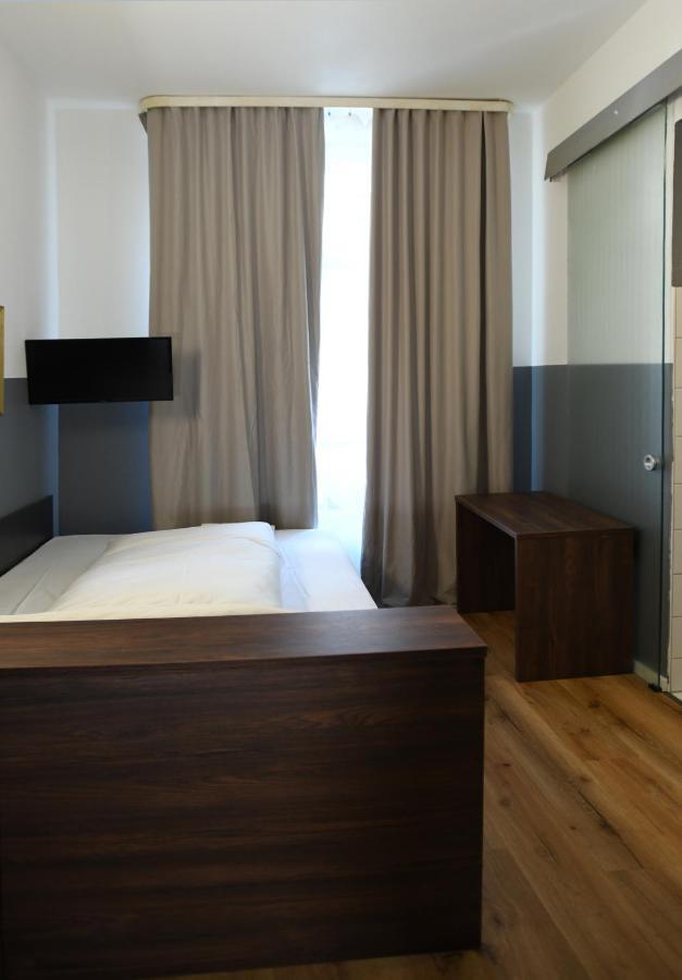 Hotel Apadana Frankfurt Fráncfort del Meno Exterior foto
